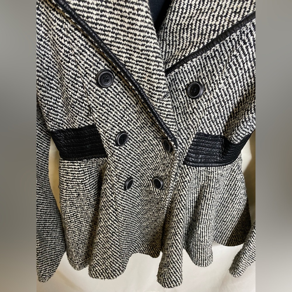 Beautiful jacket - Picture 2 of 5